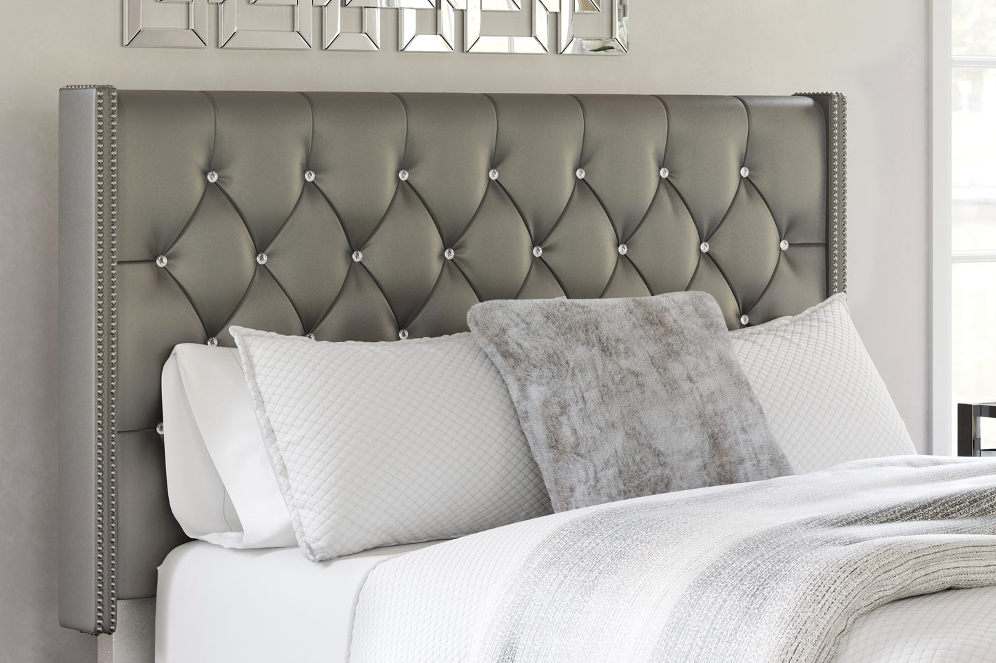 Vintasso Queen Upholstered Bed