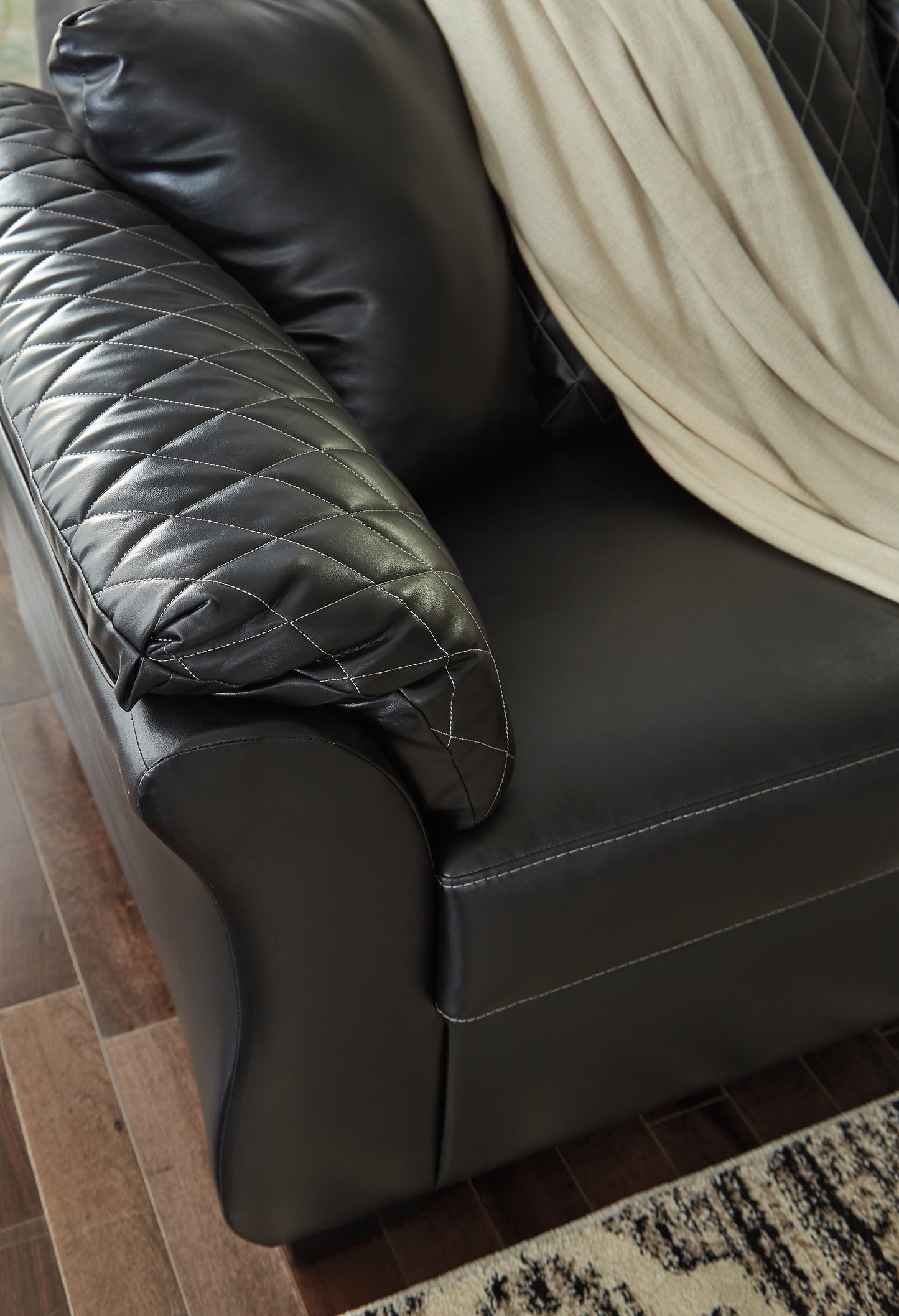 Betrillo Loveseat