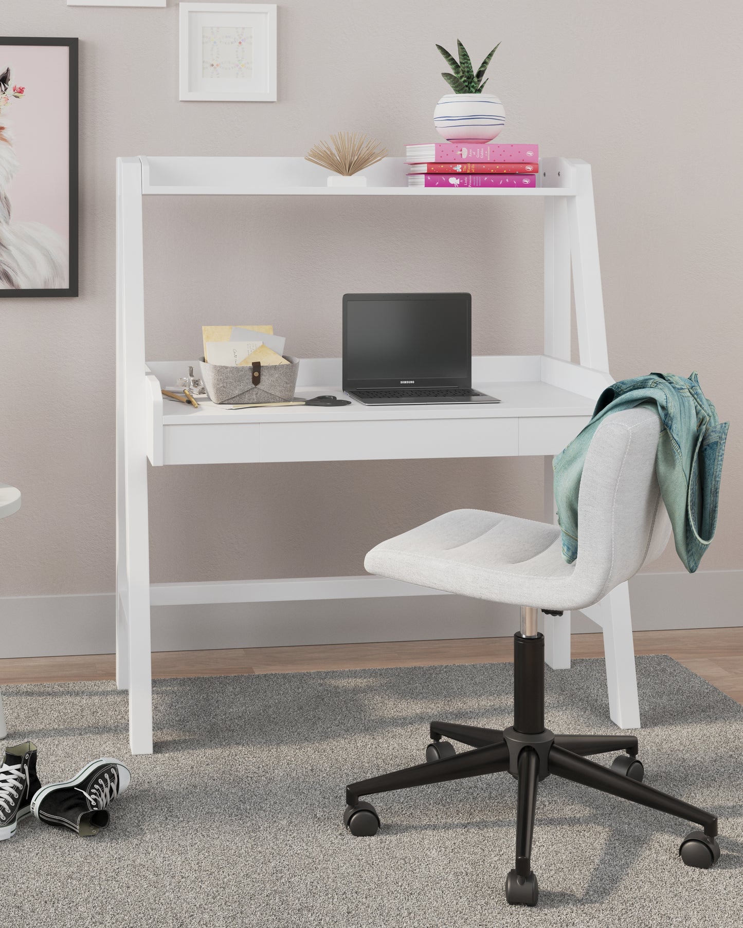 Blariden Desk with Hutch