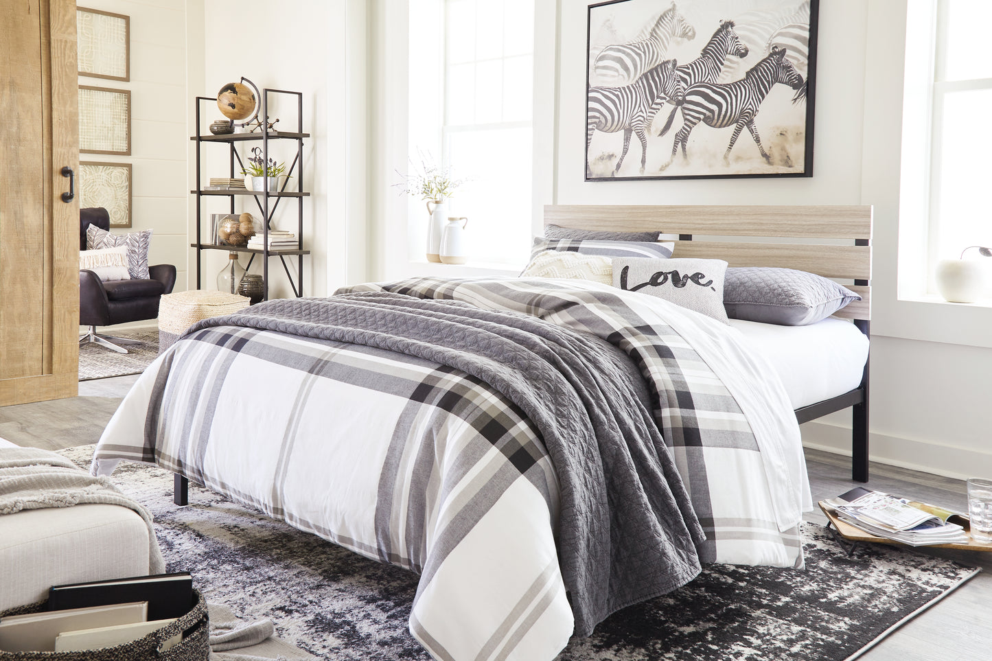 Waylowe King Platform Bed