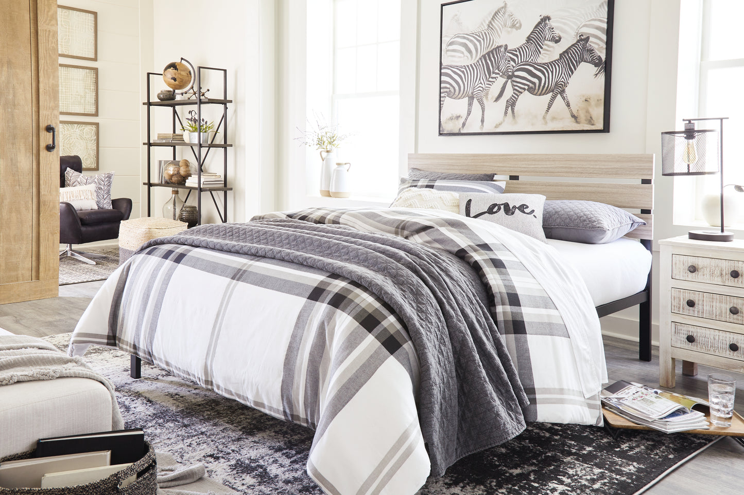 Waylowe Queen Platform Bed