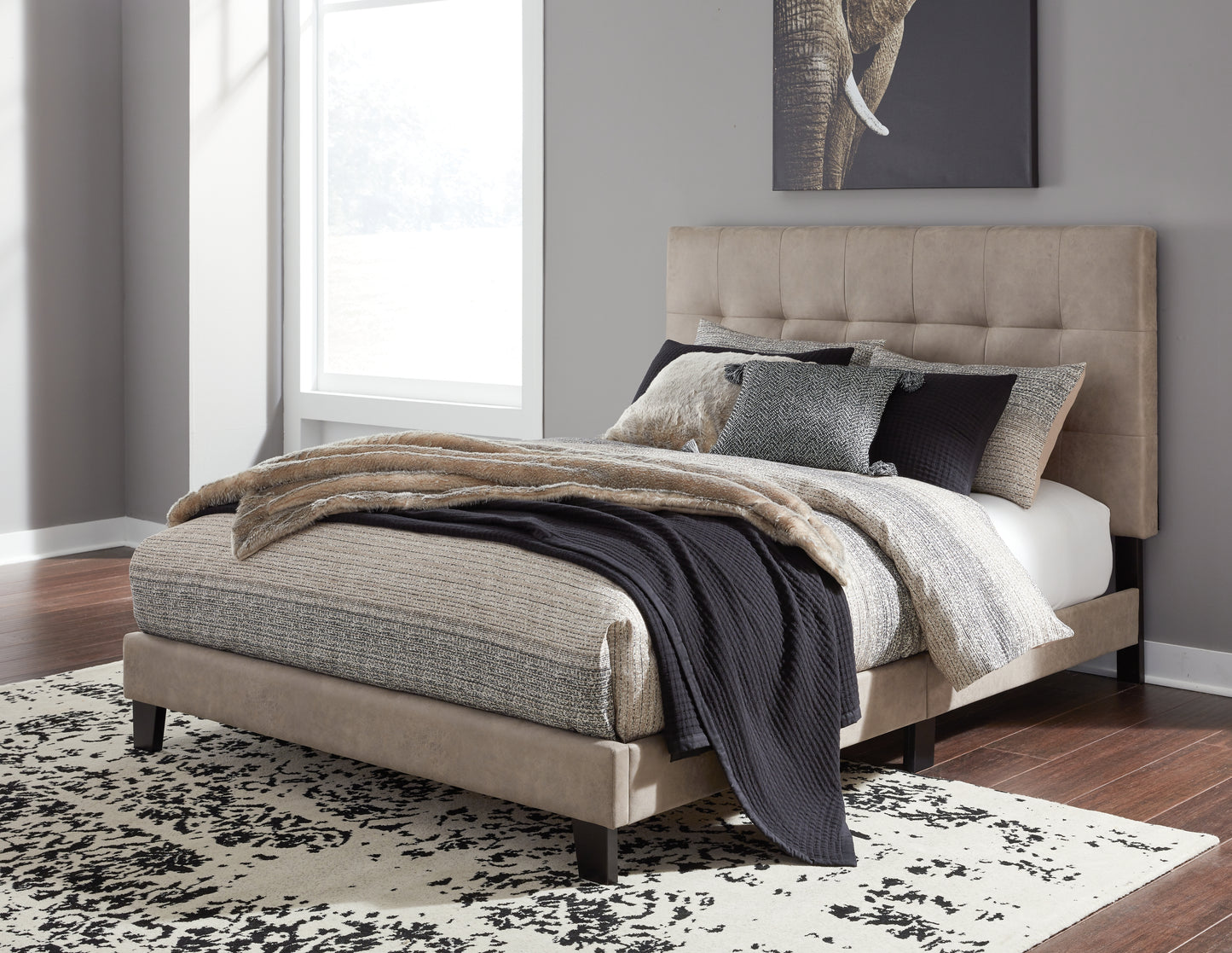 Adelloni King Upholstered Bed