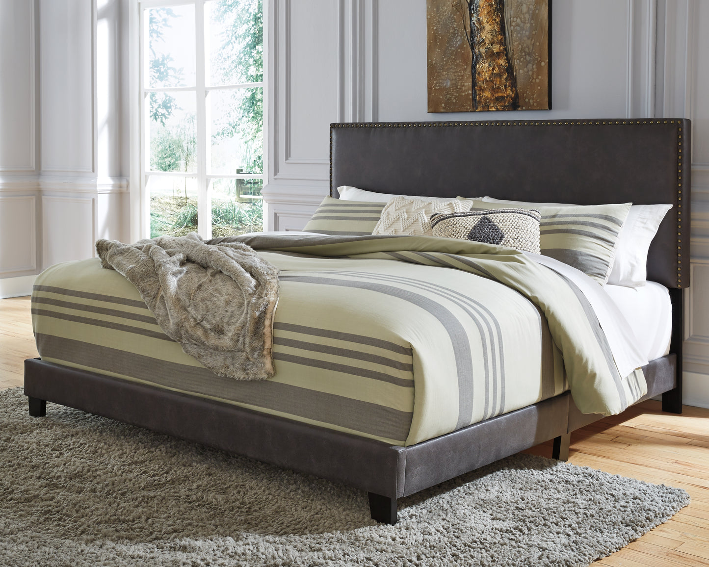 Vintasso King Upholstered Bed