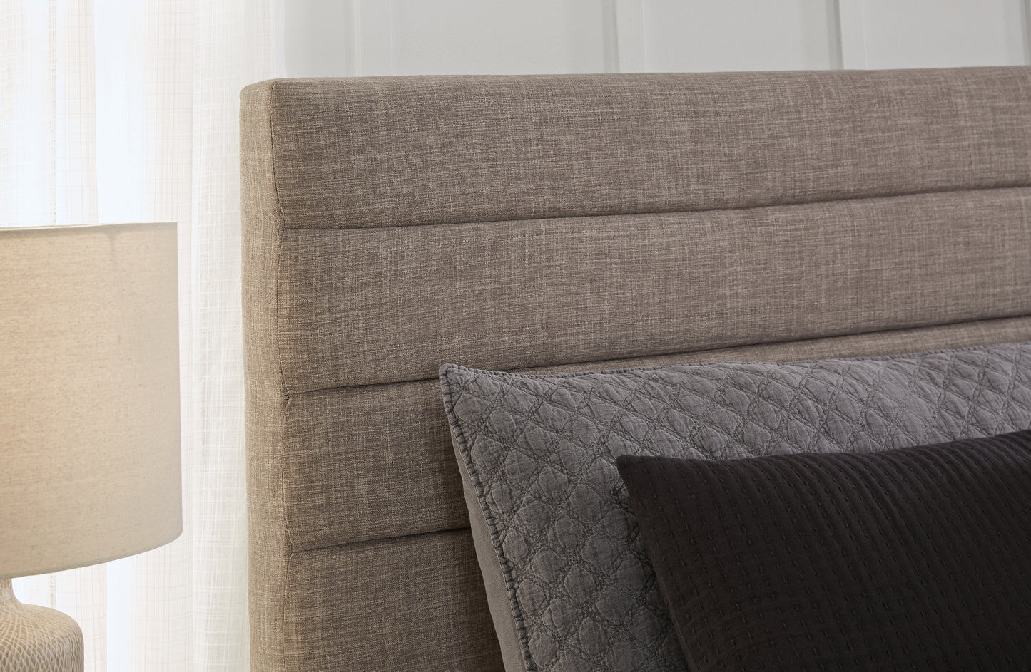 Vintasso Queen Upholstered Bed