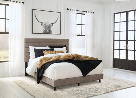 Vintasso Queen Upholstered Bed