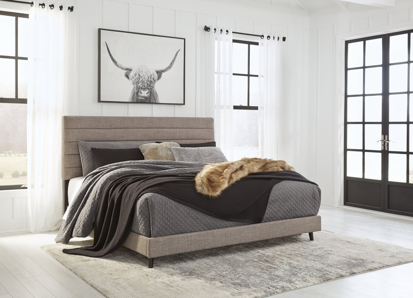 Vintasso King Upholstered Bed