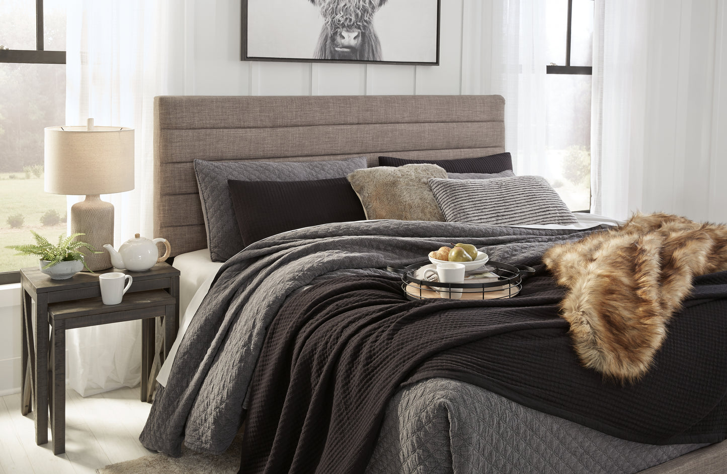 Vintasso King Upholstered Bed