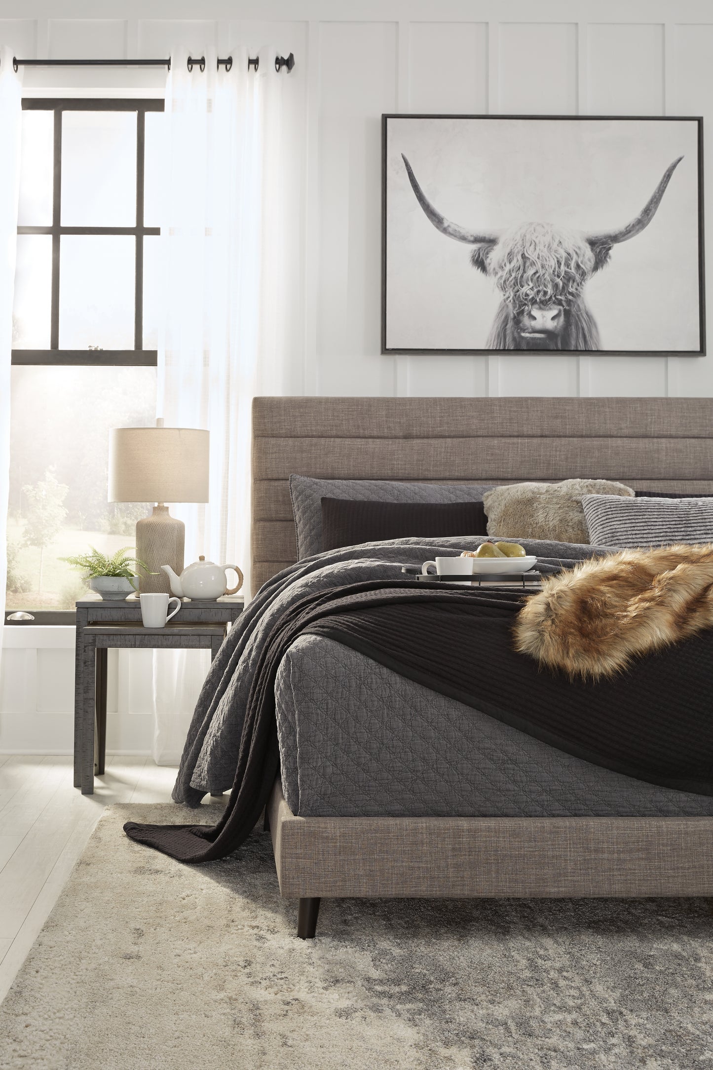 Vintasso King Upholstered Bed