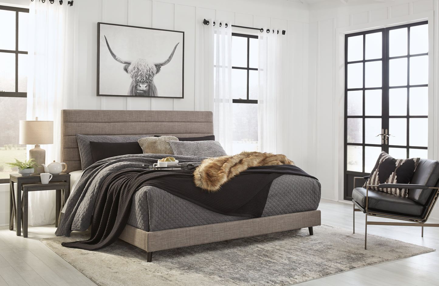 Vintasso King Upholstered Bed