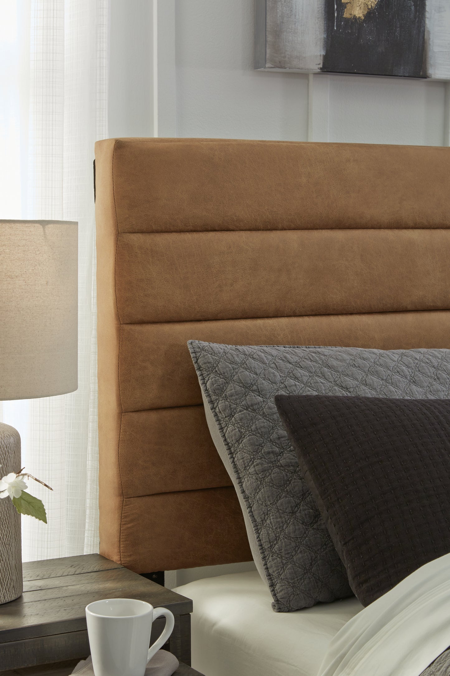 Vintasso Queen Upholstered Bed
