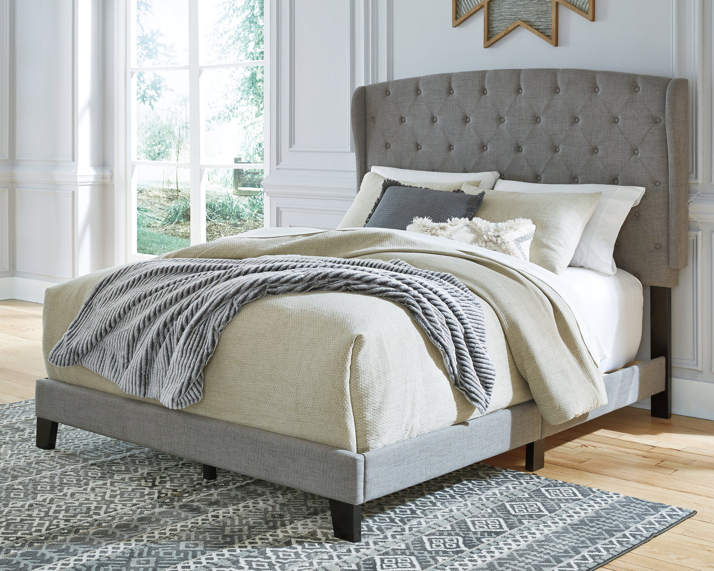 Vintasso King Upholstered Bed