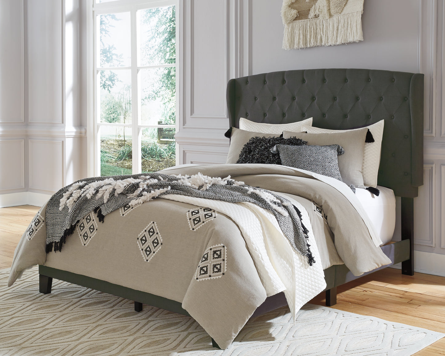 Vintasso King Upholstered Bed
