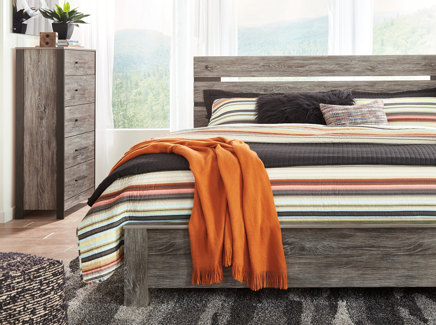 Cazenfeld Chest of Drawers