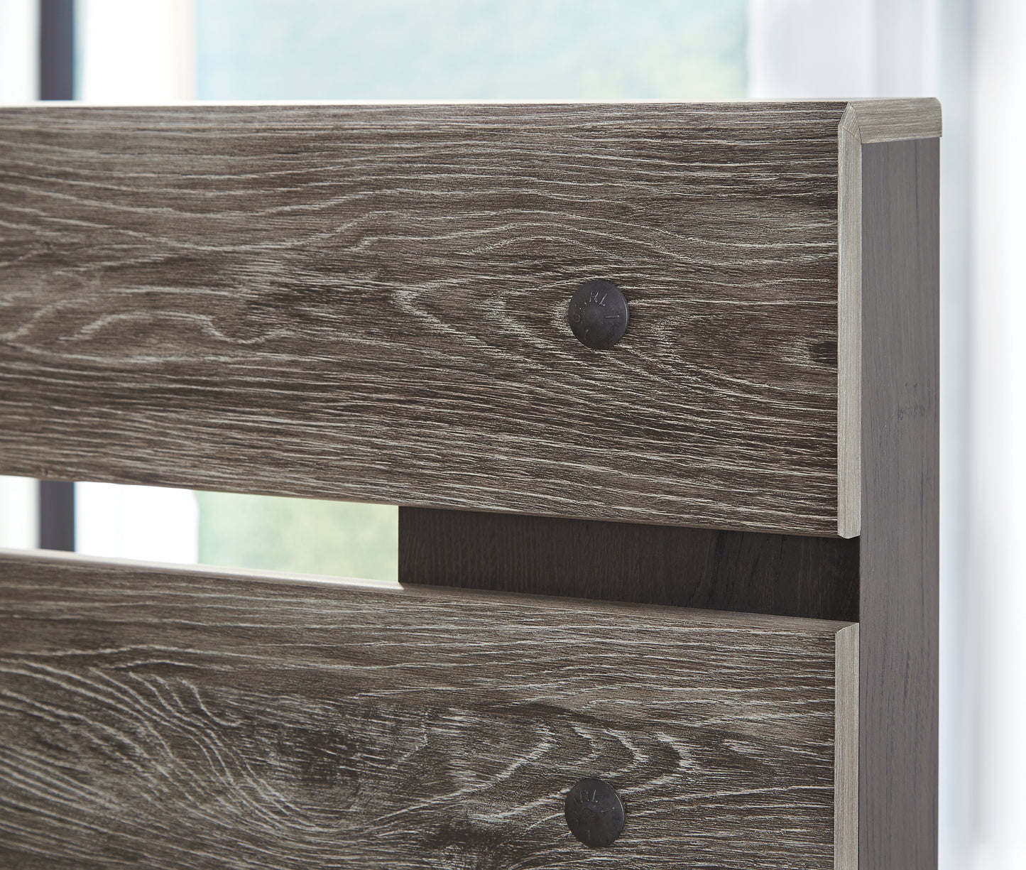 Cazenfeld Queen Panel Bed