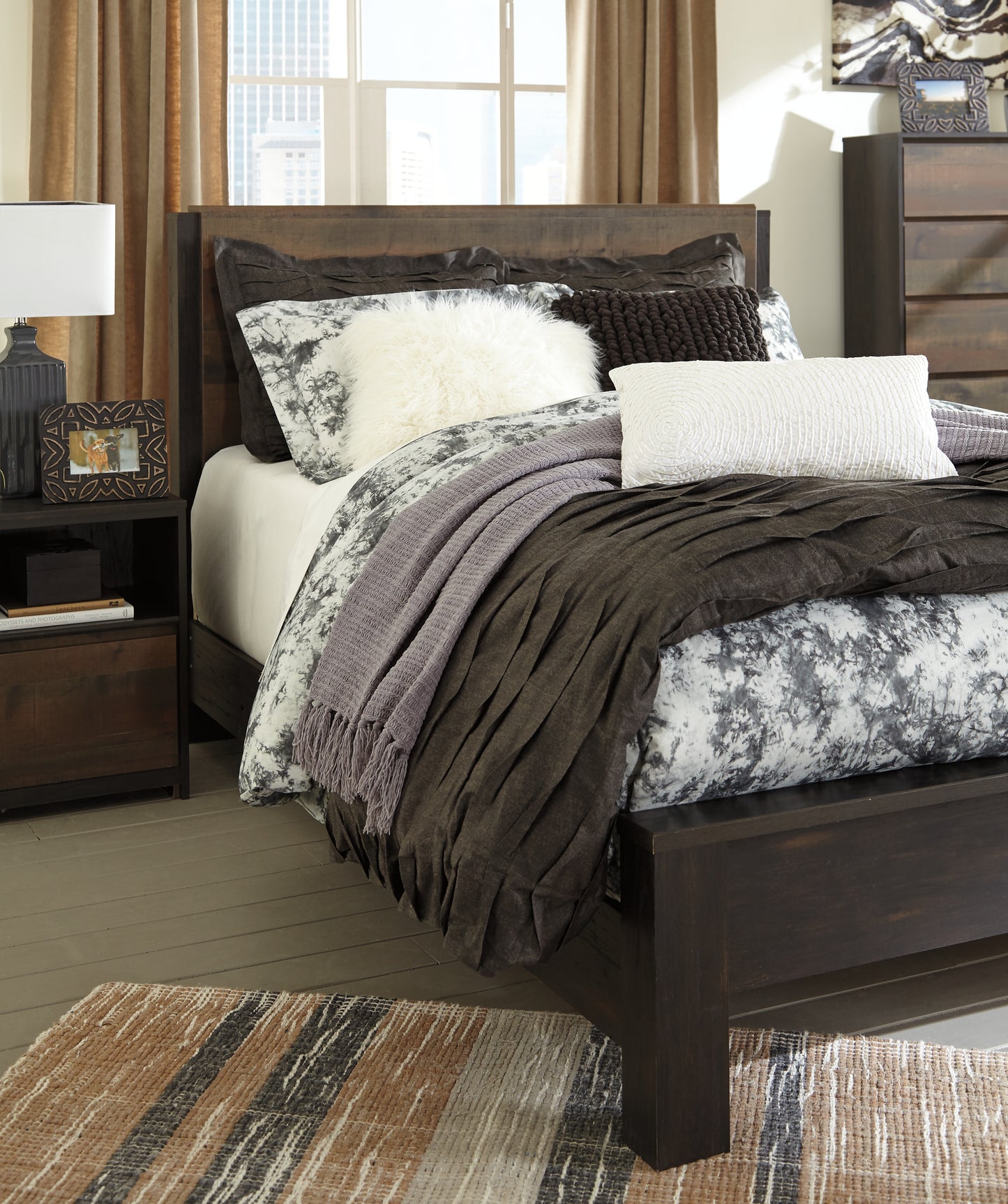Windlore King Panel Bed