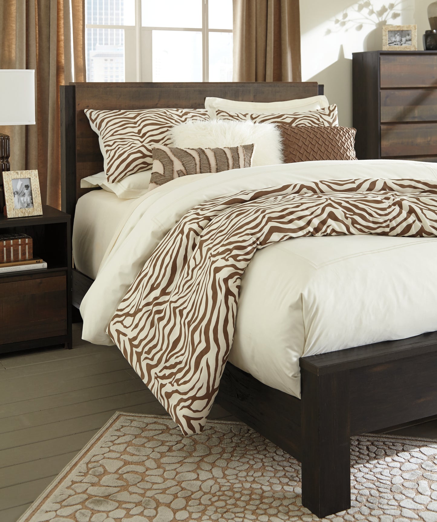 Windlore King Panel Bed