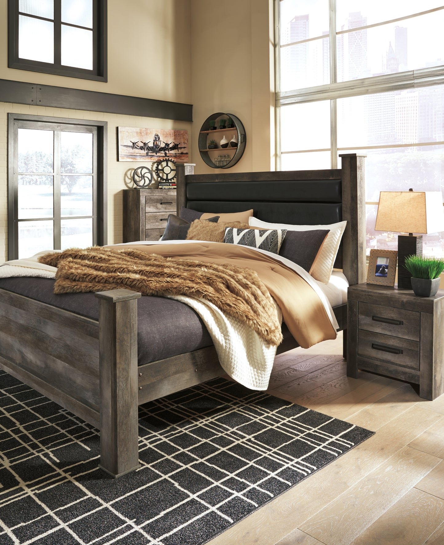 Wynnlow King Panel Bed
