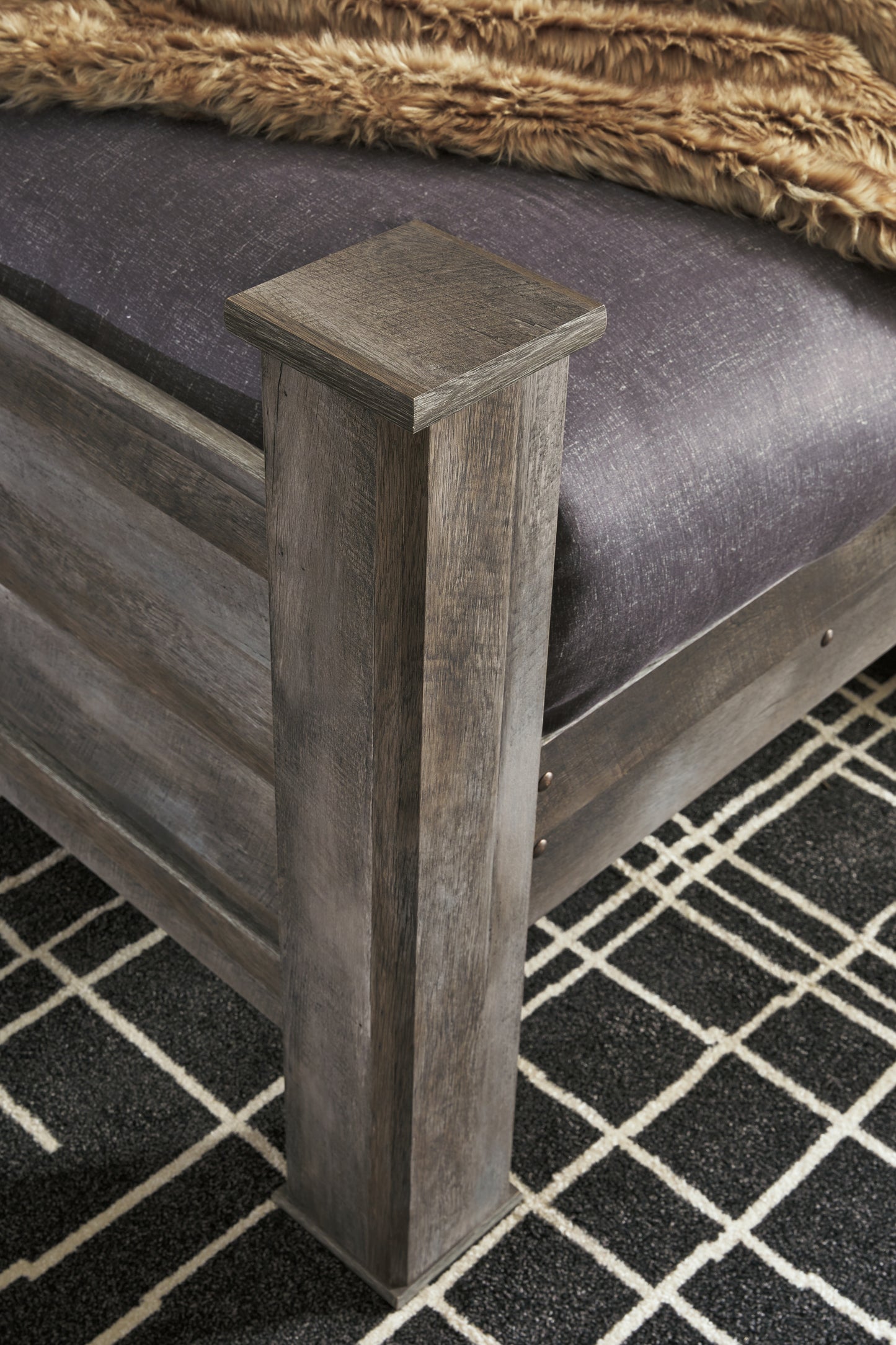 Wynnlow Queen Poster Bed