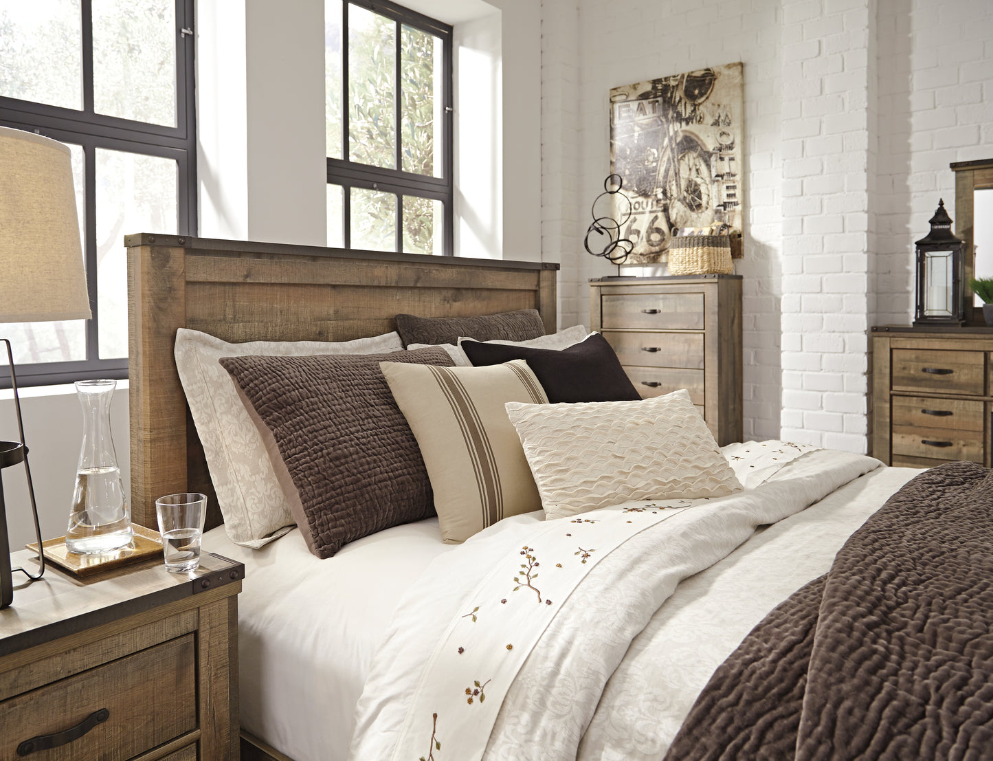 Trinell Queen Panel Bed