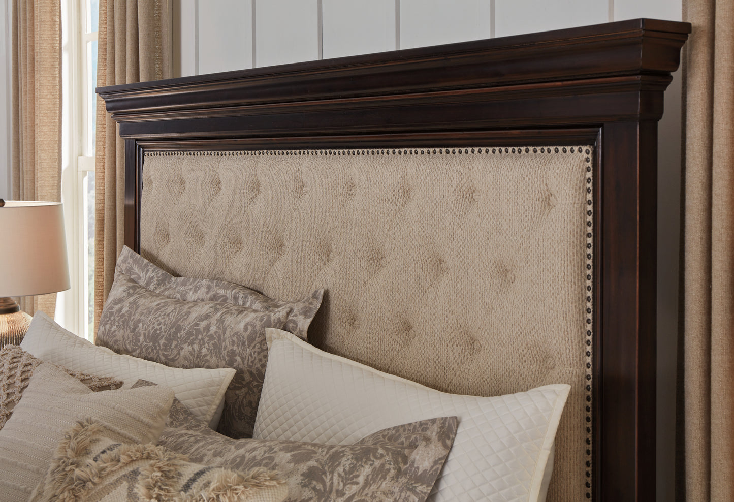 Brynhurst California King Upholstered Bed with Storage Bench