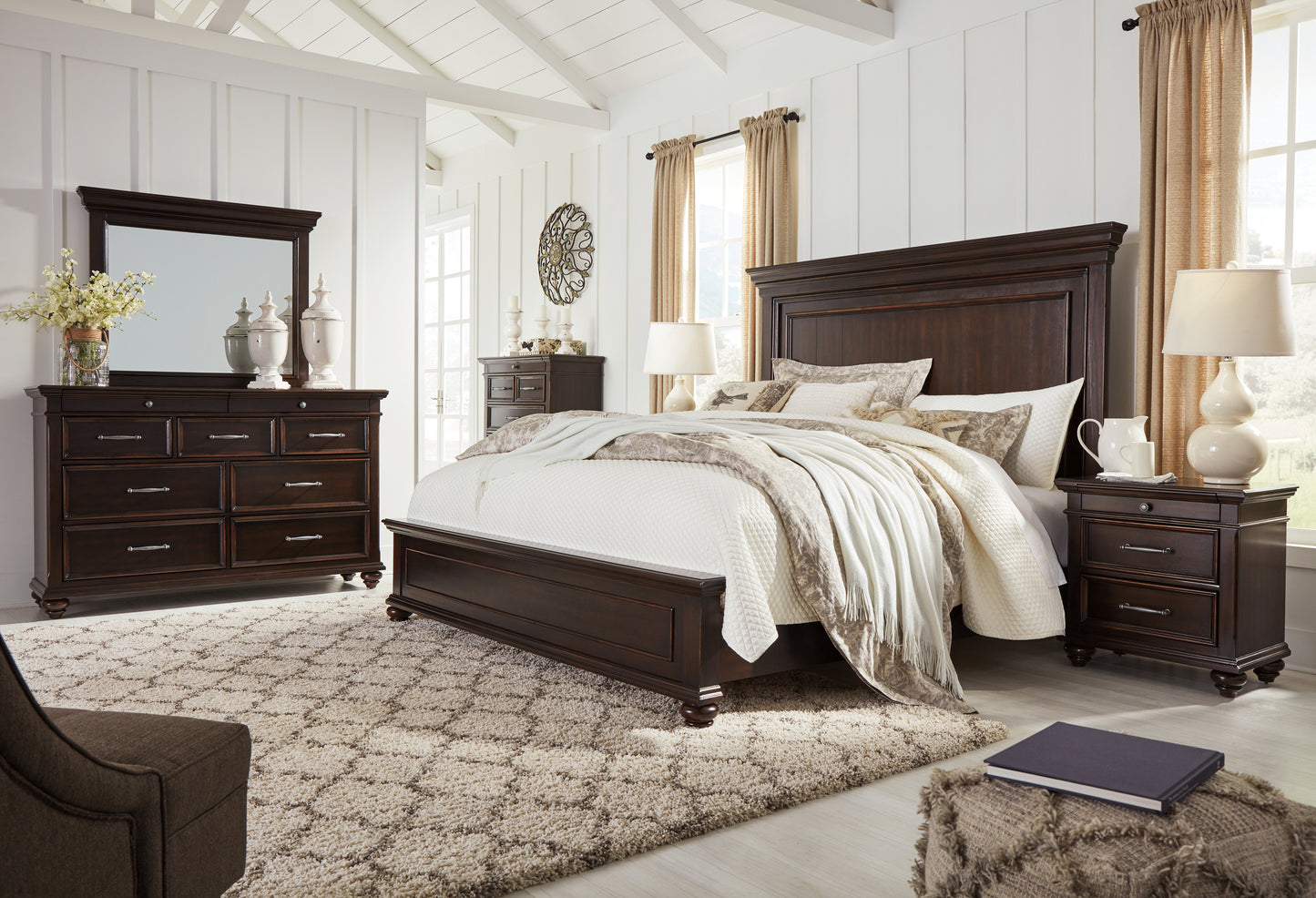 Brynhurst King Panel Bed
