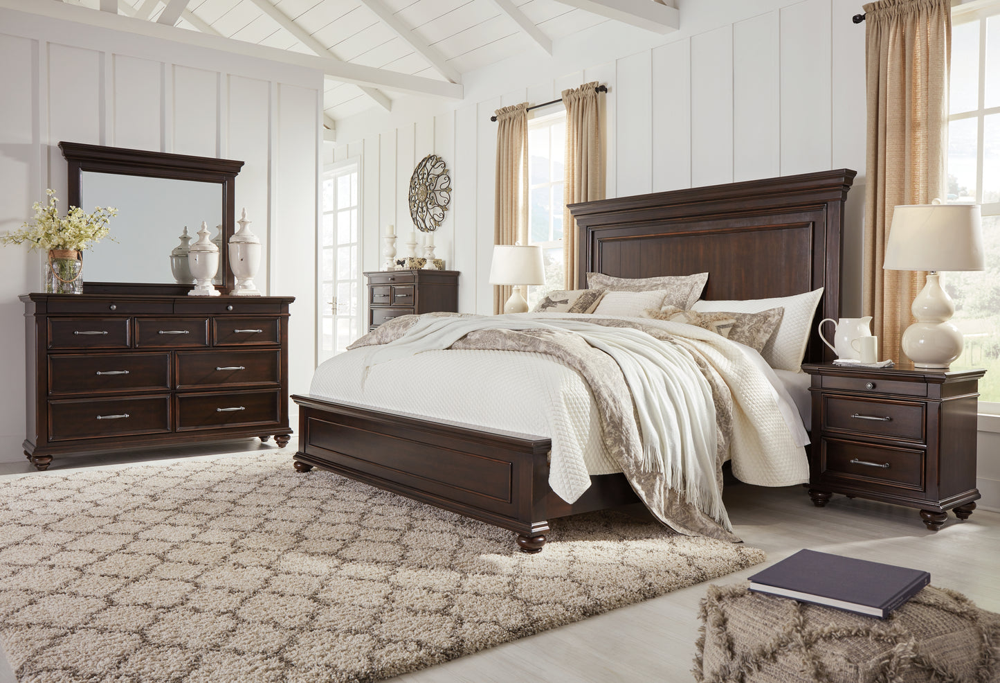 Brynhurst King Panel Bed