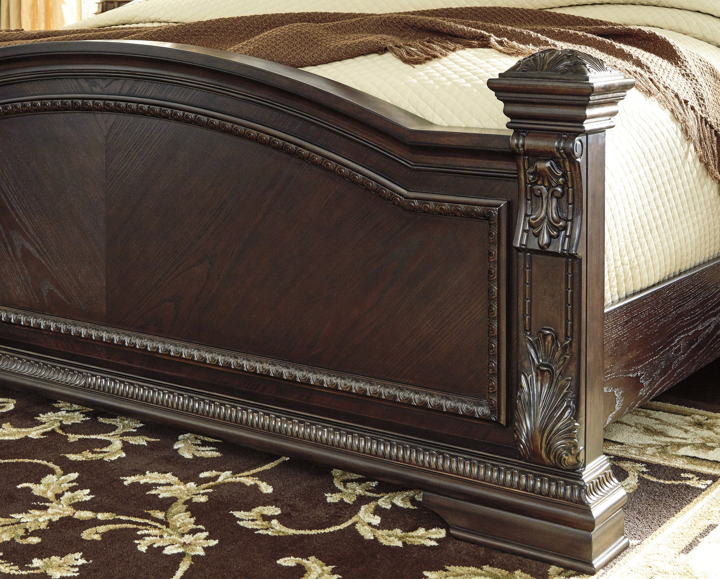 Wellsbrook Queen Poster Bed
