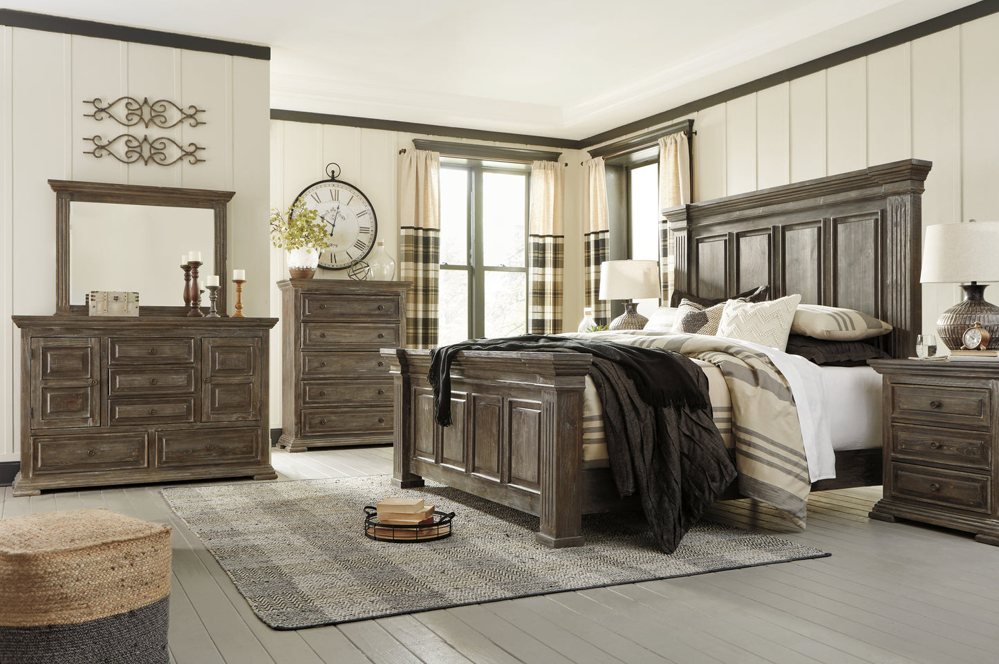 Wyndahl Queen Panel Bed