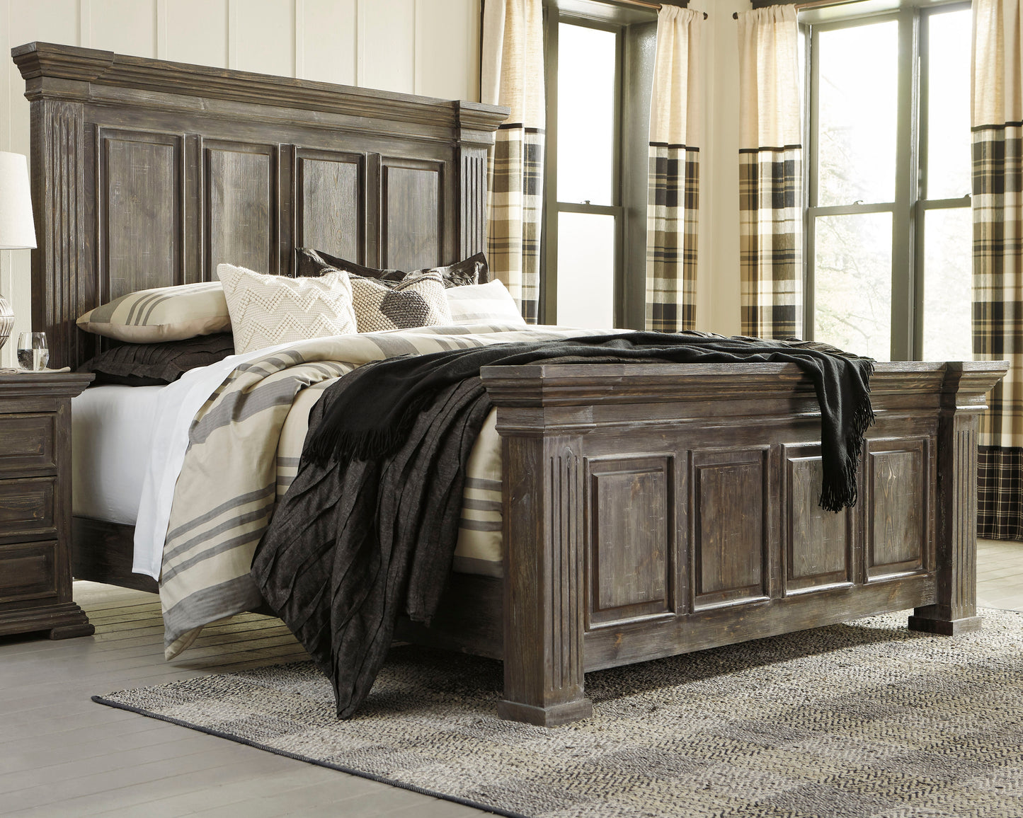 Wyndahl King Panel Bed